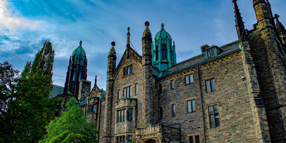 جامعة تورنتو و نظام المنح و الدراسة فيها