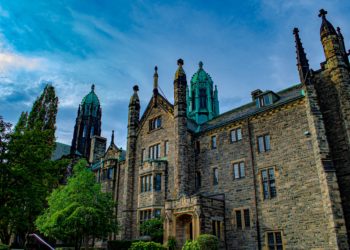 جامعة تورنتو و نظام المنح و الدراسة فيها