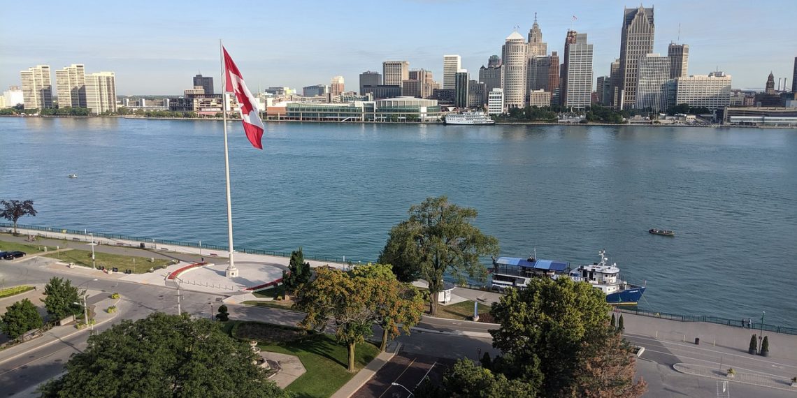 كم هي المدة التي تعيشها خارج كندا دون سحب الجنسية الكندية منك