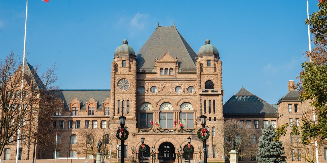 لم شمل العائلة إلى كندا