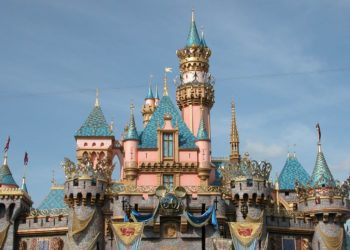 أين تقع ديزني لاند الأصليّة