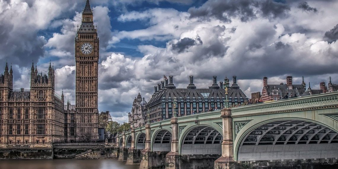 راتب عامل النظافة في المملكة المتحدة: قيمة الراتب حسب التعليم والخبرة والمدينة