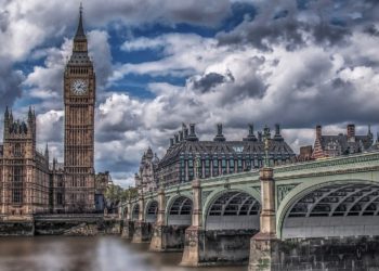 راتب عامل النظافة في المملكة المتحدة: قيمة الراتب حسب التعليم والخبرة والمدينة