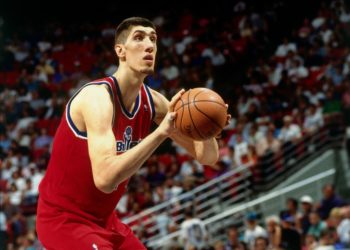 أطول لاعب كرة سلة في العالم