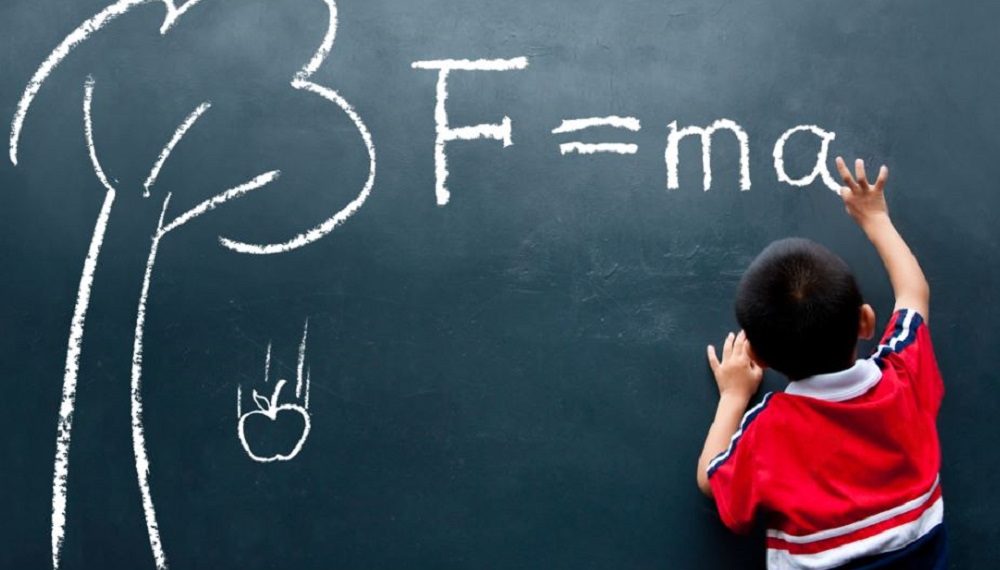 قانون نيوتن الثاني: فيديو مع شرح مبسط وأمثلة عملية من الحياة اليومية