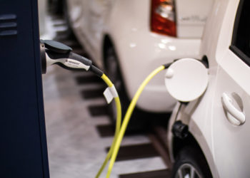 تدريب جديد لفرق الطوارئ حول كيفية التعامل مع حرائق السيارات الكهربائية