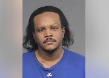 طفل يبلغ من العمر 5 سنوات يطلق النار على نفسه