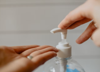 مركز السيطرة على الأمراض يعلن تخفيف إرشاداته الخاصة بـ COVID-19