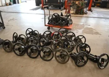 إلقاء القبض على اثنين من لصوص وسائد السيارات الهوائية في مترو ديترويت