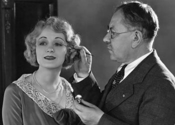  مخترع المكياج