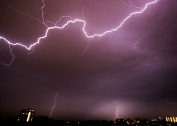 أكثر من 260 ألف منزل بدون كهرباء في جنوب ميشيغان