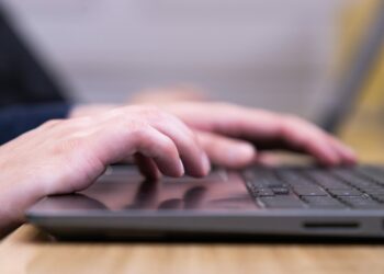 مدينة ديترويت تتبرع بأكثر من 500 جهاز كمبيوتر تم تجديدها للعائلات