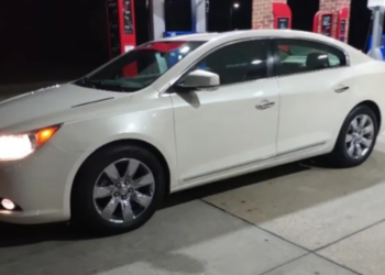 رجل يخسر سيارته بعد أن باعها مقابل أموالٍ مزيفة