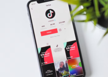 مستخدمو TikTok يستهدفون المهاجرين بمعلومات مضللة