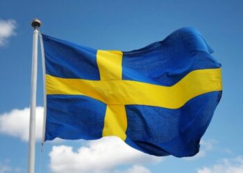 علم السويد ومعاني ألوانه