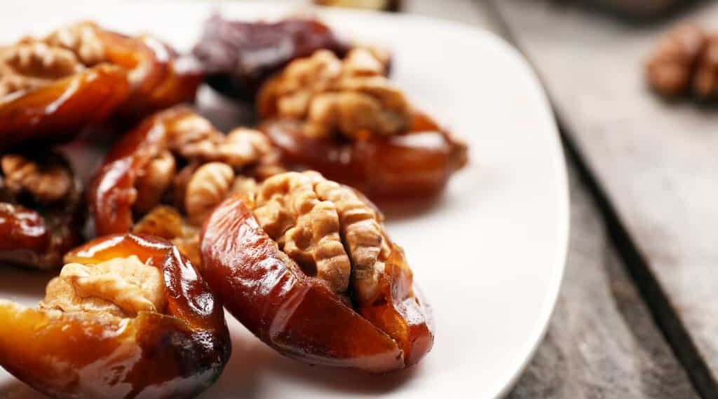 فوائد تناول التمر مع الجوز